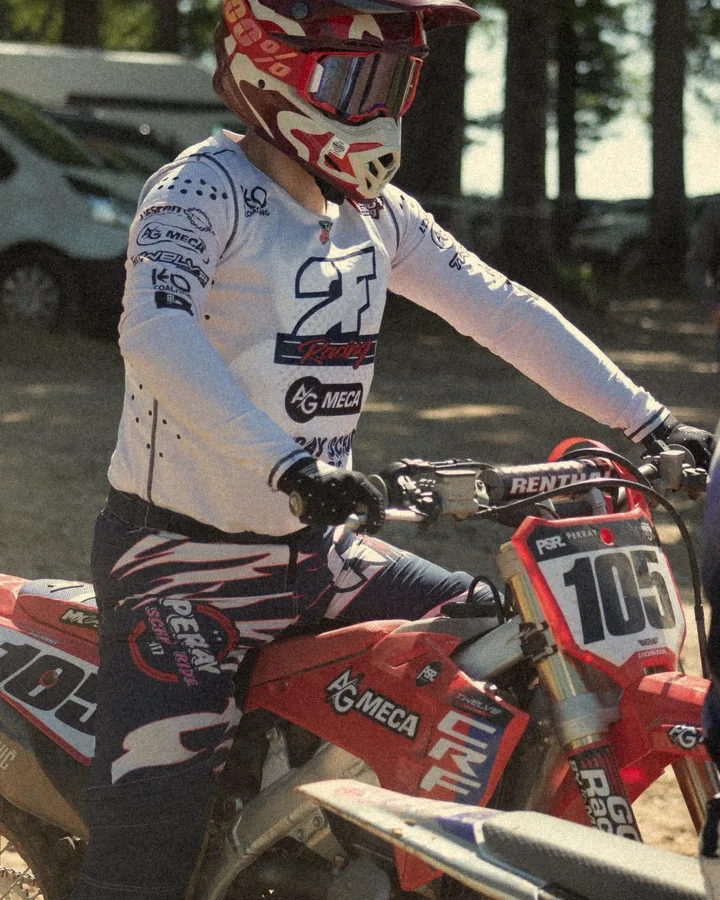 Thibaud Perray sur sa Honda en déco Twelve Design