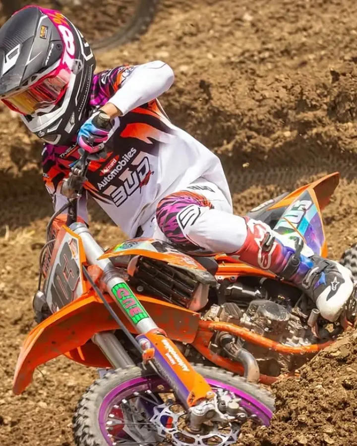 Keagan Moreau en course avec son kit déco Twelve Design