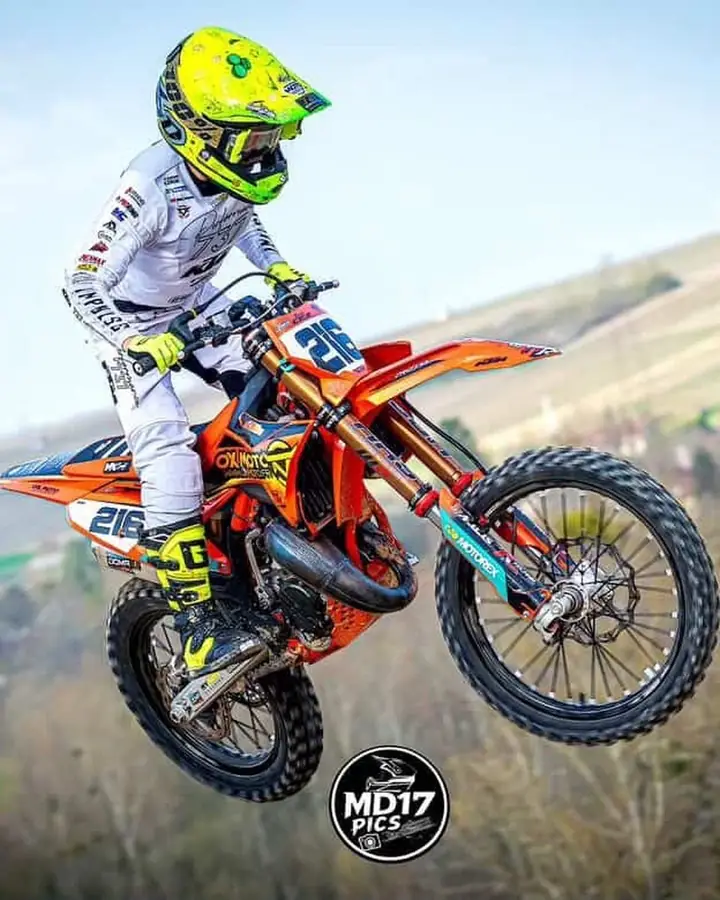 Timotei Cez en course avec son kit déco Twelve Design