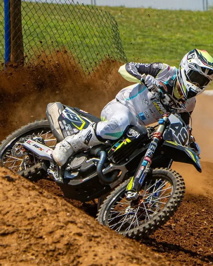 Tom Guyon en course avec son kit déco Twelve Design