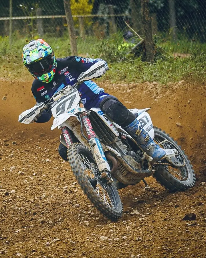 Dorian Juin en course avec son kit déco Twelve Design