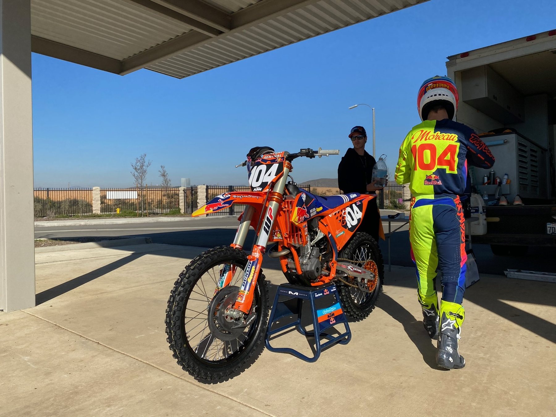 Brian Moreau au paddock à côté de sa moto