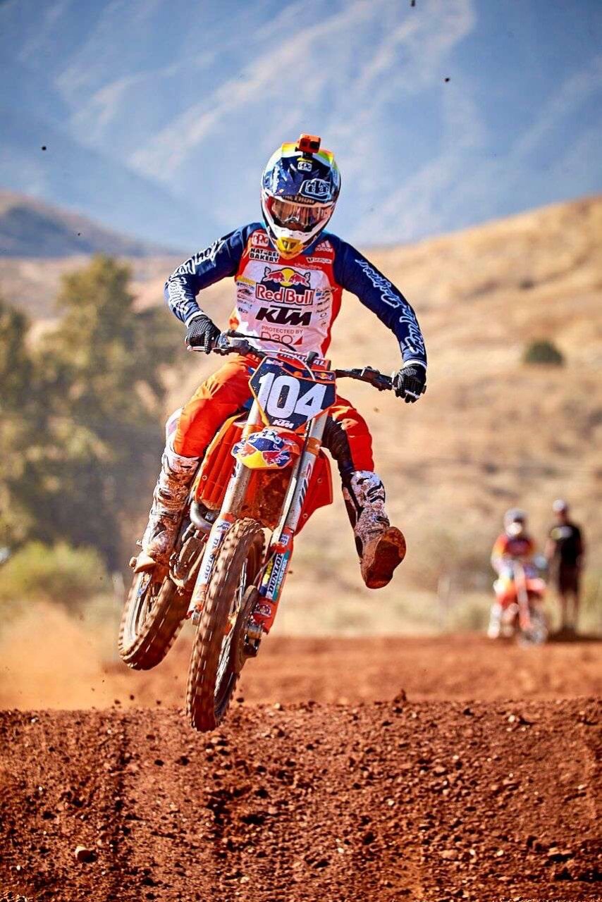 Brian Moreau en saut sur sa KTM 104