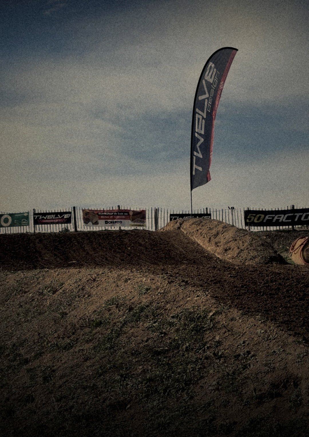 Piste de motocross avec une oriflamme Twelve Design